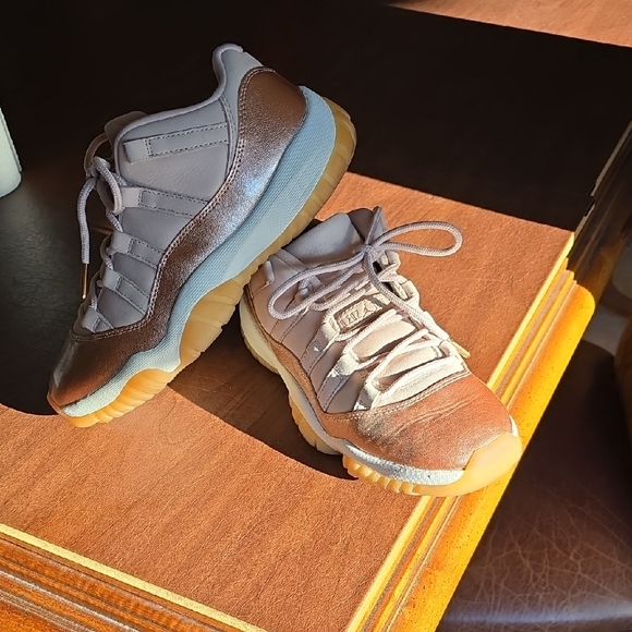 Women's Air Jordan 11 Retro Low - Picture 1 of 8